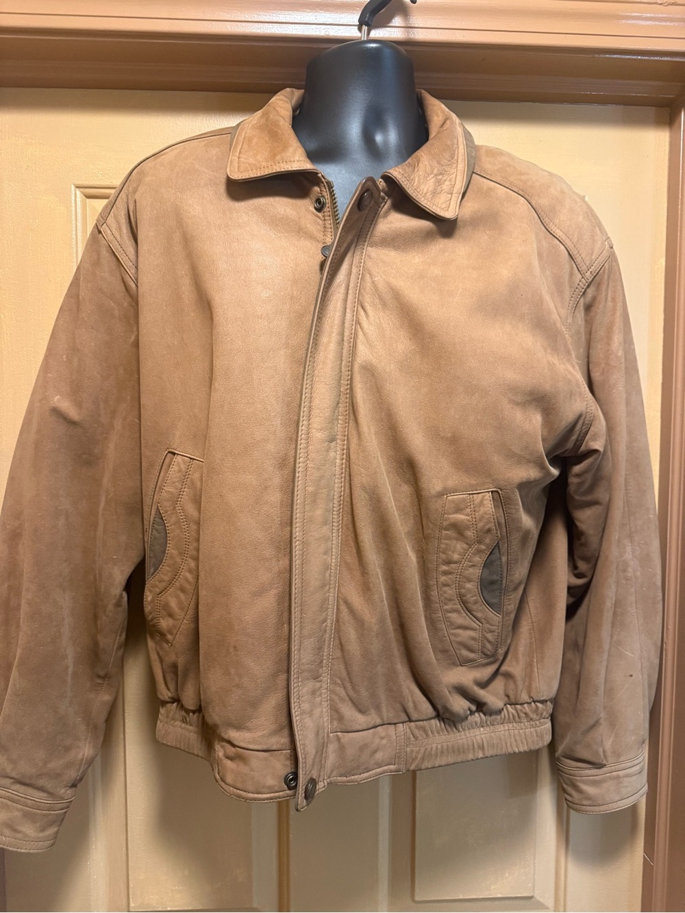 VTG Mens Members Only Tan Leather Bomber Jacket
Flap Pocket Aviator Sz L